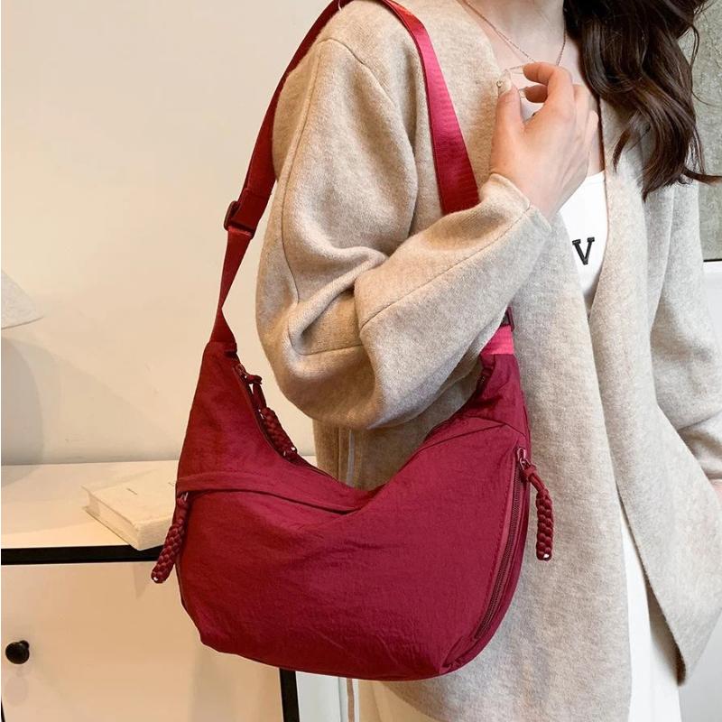 Women'S Bags Travel - 버건디 나일론 크레센트 크로스바디 백 조절